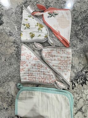 Little unicorn /Aden+ anais deluxe muslin bandana bib and wash clothes
